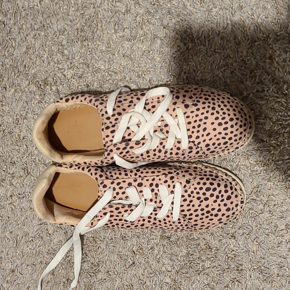 Tennis shoes